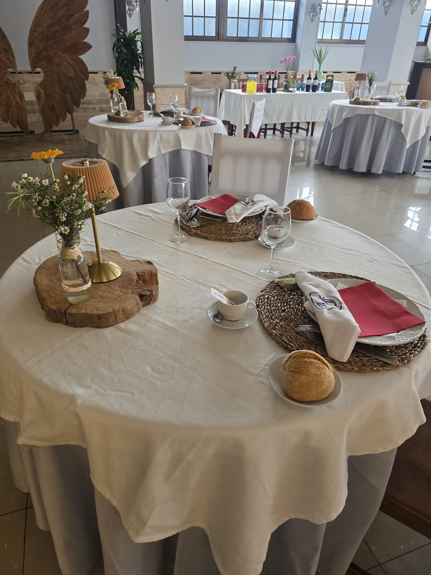 Mesa decorada no salón